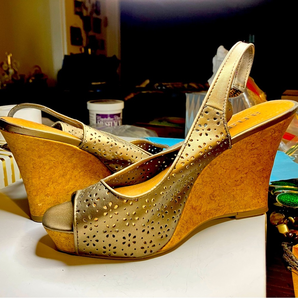 Gorgeous Ana peep toe, wedge sandals, size 8 1/2 M with 4 inch heel
